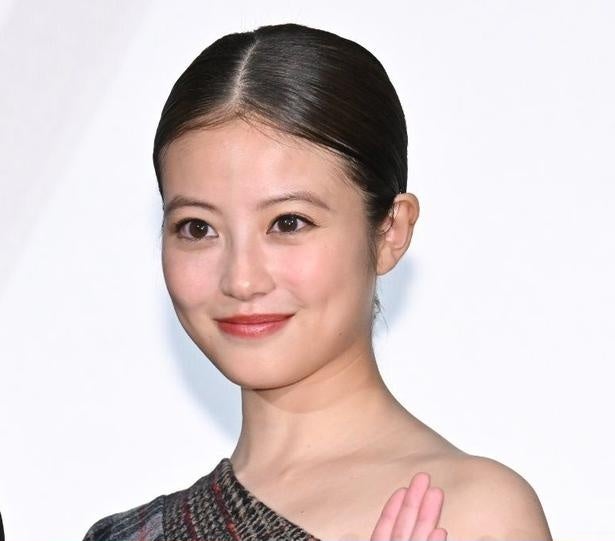 白Tシャツ×オールバック…ナチュラルな魅力の今田美桜ソロショットに「元気もらえる」＜クロスロード ～救命救急の約束～＞