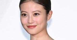 白Tシャツ×オールバック…ナチュラルな魅力の今田美桜ソロショットに「元気もらえる」＜クロスロード ～救命救急の約束～＞