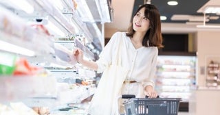 先日近所に「ドラッグストア」ができたのですが、売り場の半分以上が「食料品コーナー」です。お得な商品も多くて嬉しいのですが、なぜ「薬局」の食料品は安いのでしょうか？