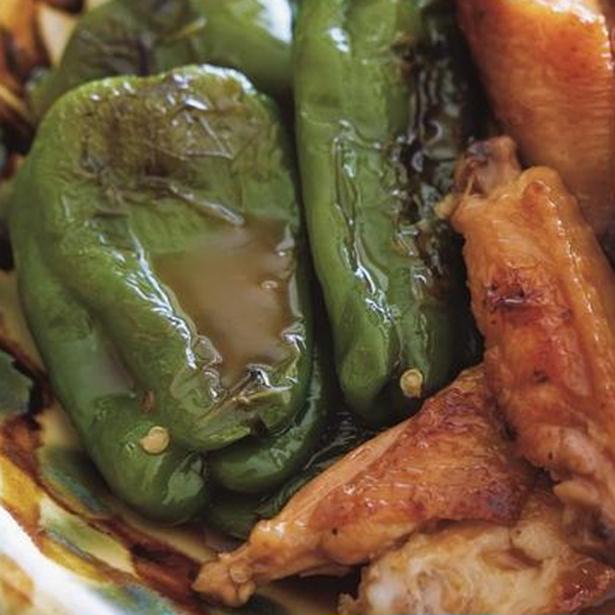 包丁不要で作れるメインの料理「手羽中とまるごとピーマンの焼き煮込み」