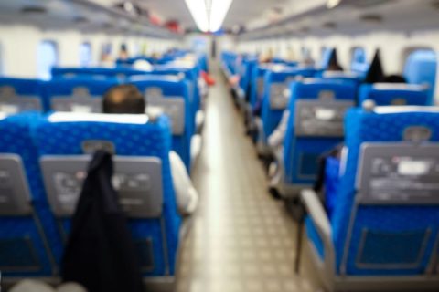 駅のホームで「8万円で2週間・新幹線乗り放題」の切符を発見！ かなりお得だけど「日本人」は“使用不可”？ SNSでは「外国人優遇」と批判多数だけど、なぜこんなに安いの？ 日本在住者が使えない理由