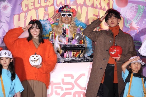 永野芽郁＆佐藤健、『はたらく細胞』ハロウィンパーティにお揃いコーデで登場！赤血球や血小板ちゃんの仮装を見つけて「かわいい」とメロメロ