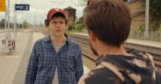 ジェシー・アイゼンバーグ「ポーランド旅行を素敵に体験する映画」『リアル・ペイン～心の旅～』の特別映像が公開