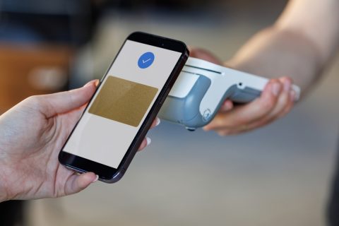 会計でクレジットカードを出したら「PayPayなら使えます」と言われて困惑…。同じキャッシュレスでも、カードを使えない店があるのはなぜ？