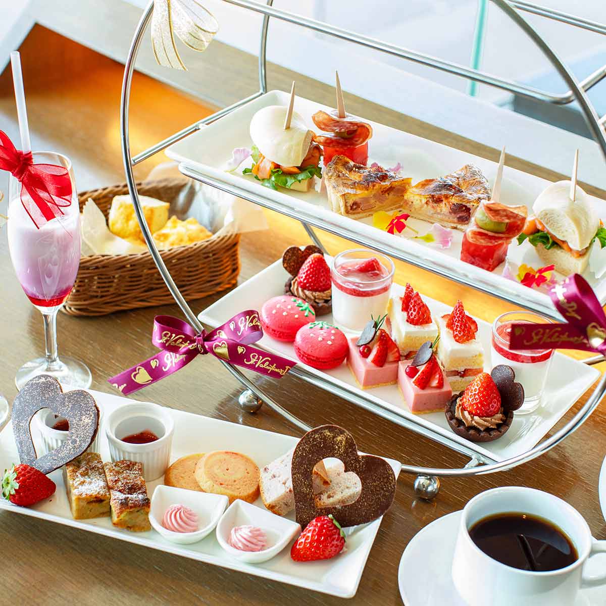 新宿ホテルのバレンタイン限定アフタヌーンティー。期間限定チョコレートドリンクといちご尽くしのスイーツを