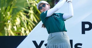 白いタンクトップ姿の西村優菜がフロリダ州マイアミの「リトル・ハバナ」へキューバの熱い雰囲気に包まれて英気を養う