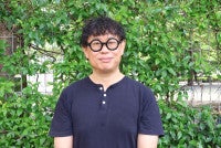 岡田利規、「演劇を観るという体験を刷新したい」東京芸術劇場芸術監督就任第1作に込めた想い