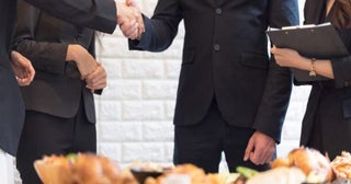 クライアントとの会食の支払いで、先輩が「自分のクレカ」を使ってポイントを貯めています。会社にバレたらマズイことになりますか？