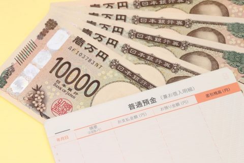 孫のためにコツコツ貯めた「孫名義の通帳（200万円）」を成人祝いに渡したら、銀行員に「おじいちゃんの口座とみなされて税金がかかりますよ」と言われました。名義が違うのに贈与税を取られるのでしょうか？
