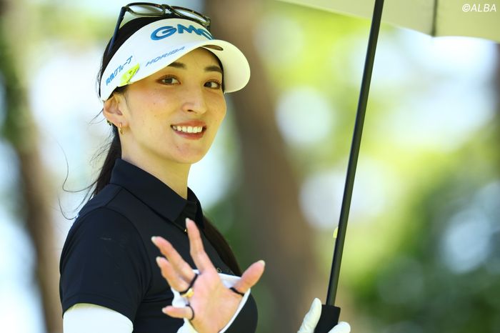 脇元華のスタートホールに密着ロングパットを沈めてキメ顔からの新ポーズ、トーナメントでのお披露目が楽しみ！