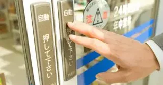 コンビニ店長と刺青の男が“無料の割り箸”をめぐって口論に。警察を呼ぶまでの呆れた顛末――人気記事ベスト
