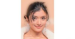 “美デコルテ×美肩”輝くオフショルコーデ…ローラ、パリの陽光を浴びた姿に「素敵」「楽しそう」と反響