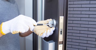 焦ると見抜けない…6人に1人が「高額請求」を経験！鍵トラブルで起きたリアルな被害とは？【200人調査】