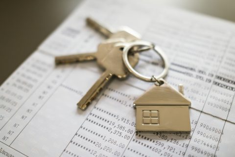 電気代を月「3000円」節約しようと頑張っていますが、空き家の固定資産税を毎年「12万円」払っています。住まない実家は売却したほうが家計にやさしいのでしょうか？