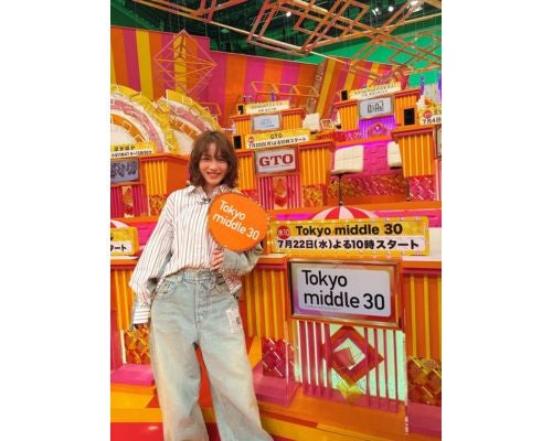  のん、爽やかストライプシャツ×ワイドデニム姿披露 