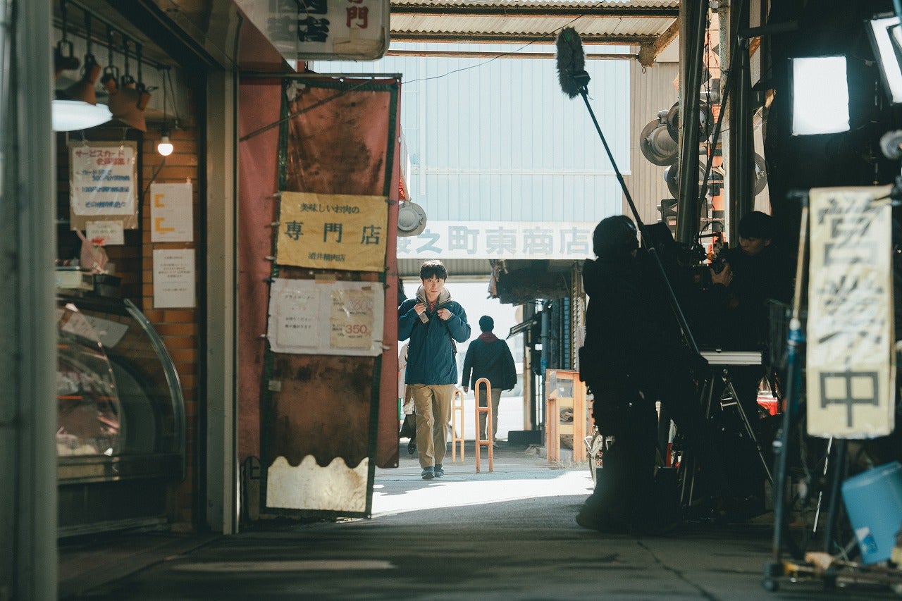 安田章大の“徹底した役づくり”！のんとの主演作「平行と垂直」メイキング映像公開大阪・堺での撮影の裏側を披露
