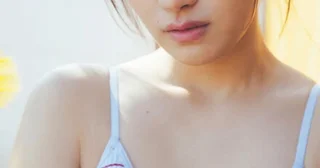 アイドル歴8年、小見山沙空（こみやま・さら）が水着グラビアに初挑戦！「ポーズが難しくて軟体動物になった気分でした」