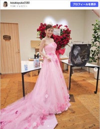 グラビアで大活躍 → 洗脳騒動の美女41歳、キュートなドレス姿で誕生日会報告