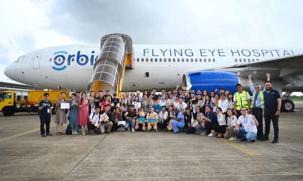 エアアジア、オービスと提携5年間の航空券支援で眼科医療を強化