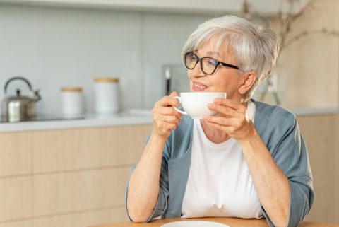 実家の母は年金だけで暮らしていますが、「住民税は非課税だから助かってる」とのこと。非課税になるほど年金収入が少なくても、毎月の生活費をまかなえているのでしょうか…？