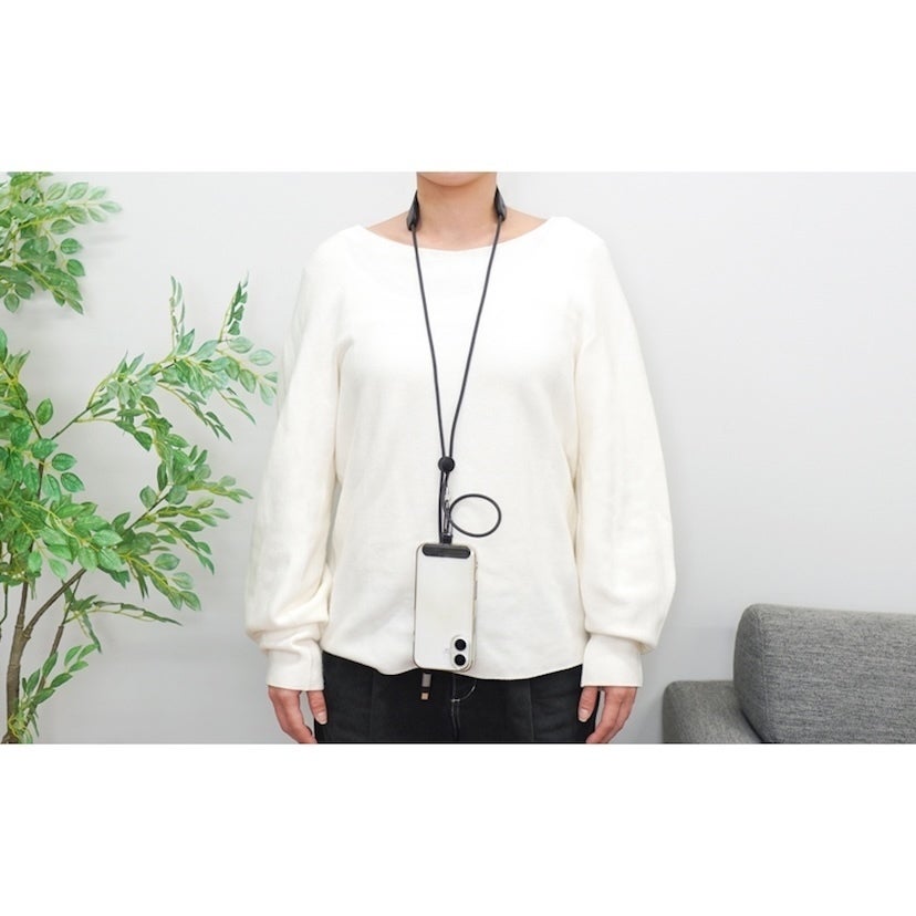 「え、スマホストラップがマッサージ機!?」充電もできる3in1ケーブルが衝撃的。オフィスで首回りをこっそりリフレッシュ！