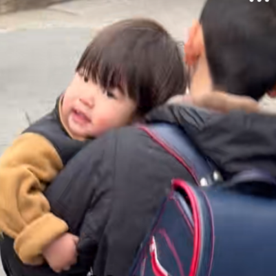 学校まで付いて行く勢い！ 10歳上のお兄ちゃんと片時も離れたくない1歳弟が尊い