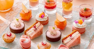 コンラッド東京のピーチアフタヌーンティー。可憐なスイーツからセイボリーまで、全メニューが桃尽くし！
