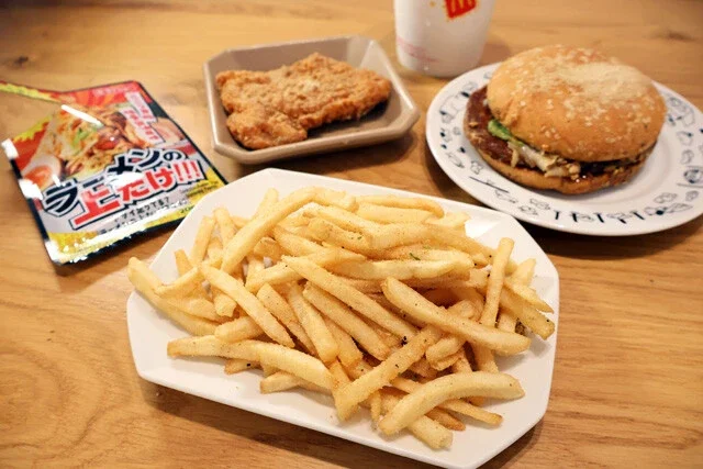 【マシマシマック】二郎風味のヤバウマいパウダーでマックのてりやきバーガーやポテト、ファミチキのパンチ力を超強化！＜野島慎一郎のバカレシピ＞