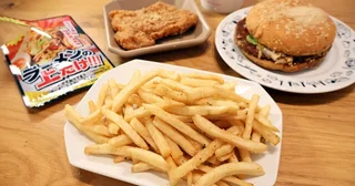 【マシマシマック】二郎風味のヤバウマいパウダーでマックのてりやきバーガーやポテト、ファミチキのパンチ力を超強化！＜野島慎一郎のバカレシピ＞