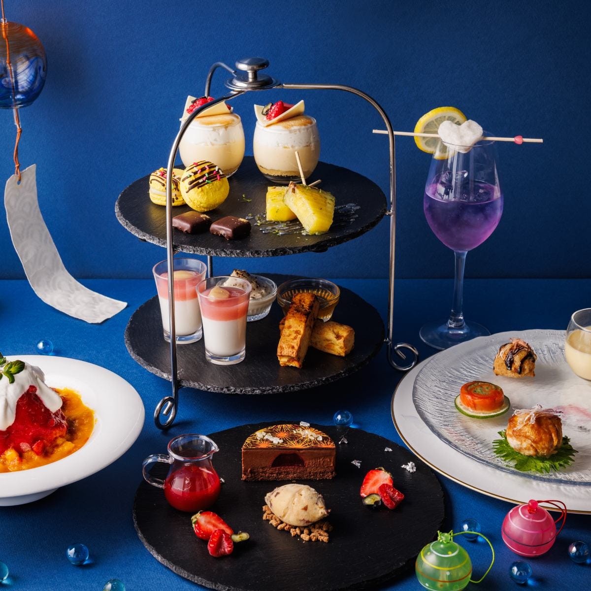 ホテルメトロポリタン 川崎の夏アフタヌーンティー。縁日モチーフのスイーツやかき氷、花火をイメージしたプレートで夕涼み気分