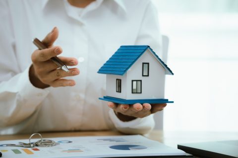 母名義の実家に兄夫婦が住み、固定資産税「年10万円」は母の年金から払っています。住んでいる兄が負担すべきではないのでしょうか？