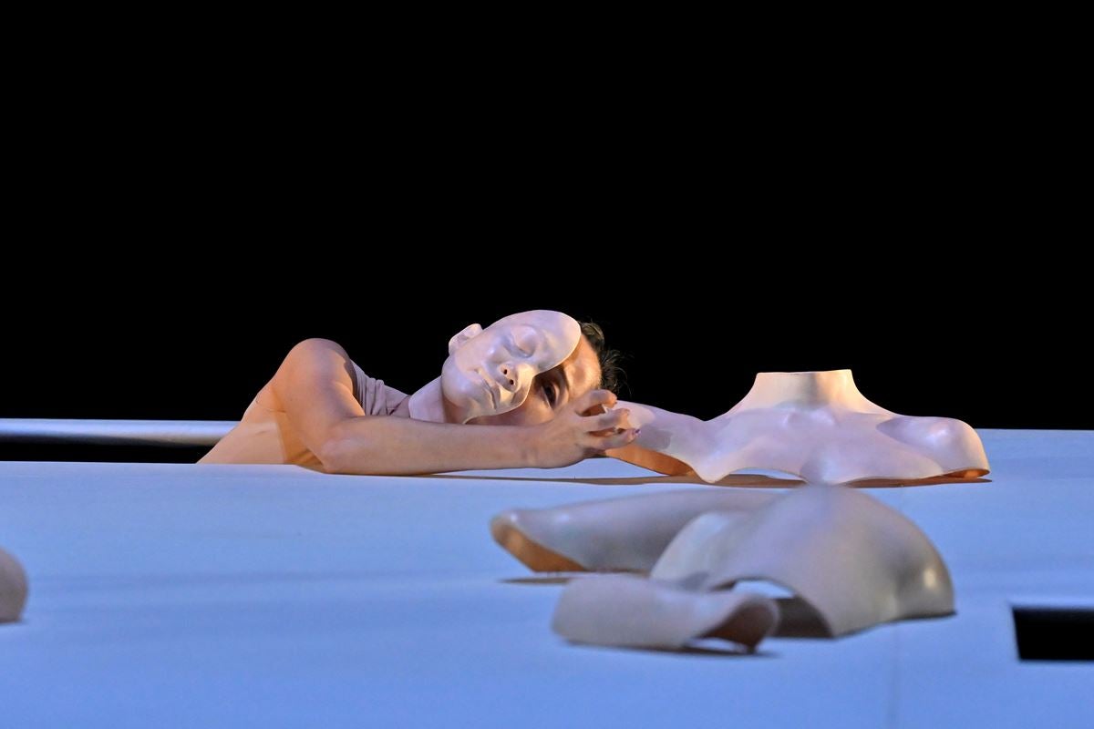 新国立劇場のダンス公演伊藤郁女によるソロ作品『ロボット、私の永遠の愛』が開幕舞台写真到着