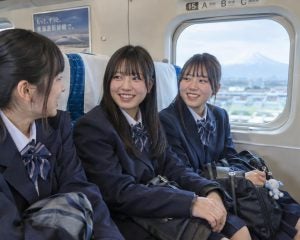 新幹線でマナー違反の男性に“修学旅行生が放った一言”…空気が一変、車内が笑顔に包まれたワケ／迷惑行為ランキングの1位は何なのか調べてみた