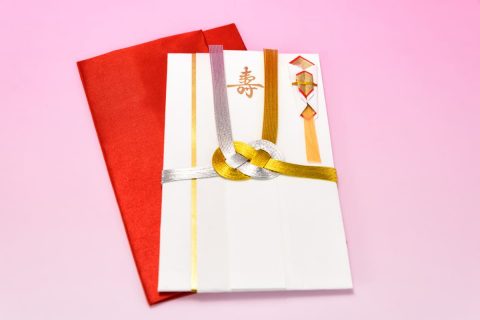 姪の入学祝いで「10万円」渡したら、「あげすぎ」と友人から言われました。相場はいくらくらい？ 現金以外を贈るケースもあるのでしょうか？