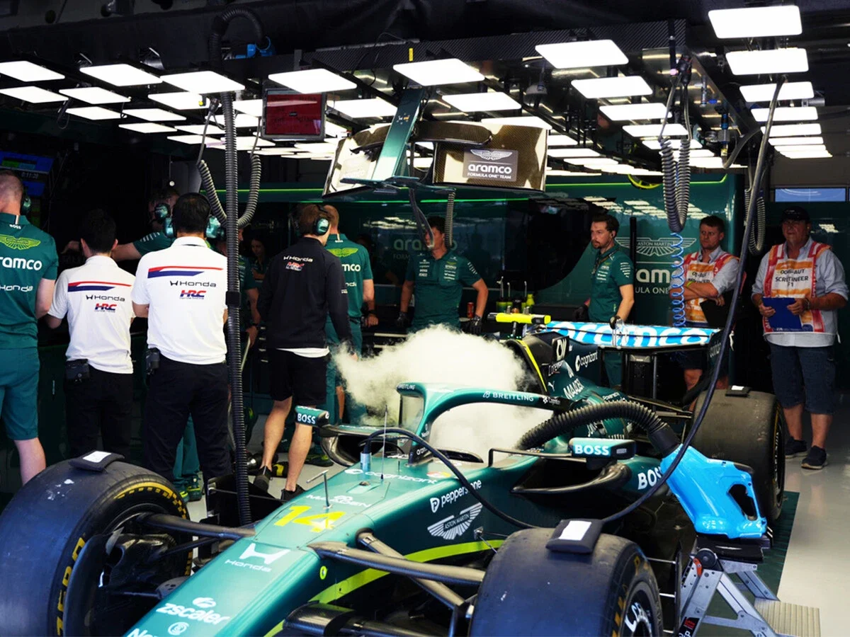 【F1】アロンソも苦笑い「今年は充電スタンドだよ」超高速シルバーストンがアストンマーティンに突きつける厳しい要求