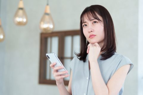 メルカリで「iPhone14」を“5万円”で出品中「1万円値下げして」と連絡が！ 交渉中「定価で買う」と他の人に言われたら、売って大丈夫ですか？ 最初の人を優先すべきでしょうか？
