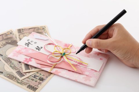 上司の結婚式に招待され、同僚に「部下なら相場どおりでは済まないかも」と言われて困惑！ ご祝儀は「3万円」のままでも失礼にならないでしょうか？