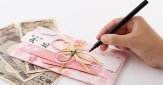 上司の結婚式に招待され、同僚に「部下なら相場どおりでは済まないかも」と言われて困惑！ ご祝儀は「3万円」のままでも失礼にならないでしょうか？