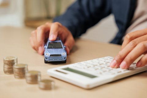 子育て中で車がほしいのですが、夫に「電動自転車で十分」と言われています。費用が見合わないとのことですが車を持つと年間どれくらいかかるのでしょうか？