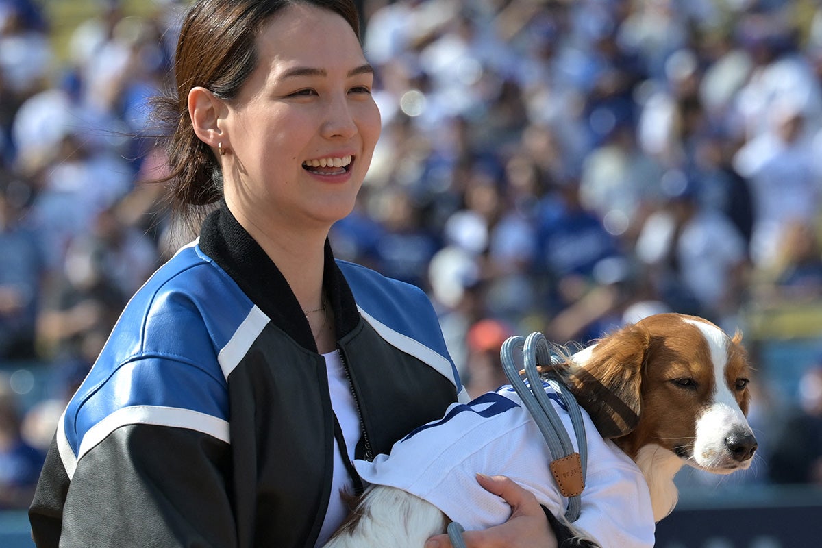 「にやにやしちゃう」真美子夫人ドジャース優勝パレードでみせた「ラブラブスキンシップ」にファン赤面