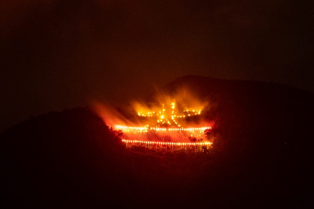ゴルフ場の夜散歩で涼む箱根強羅温泉大文字焼の鑑賞ツアー