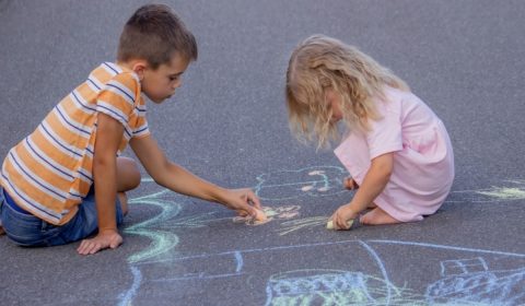 自宅前の私道で子どもを遊ばせていたら、近所の車にボールが！「傷がついたから修理代を払え！」と怒鳴り込まれましたが、全額払う義務はあるのでしょうか？
