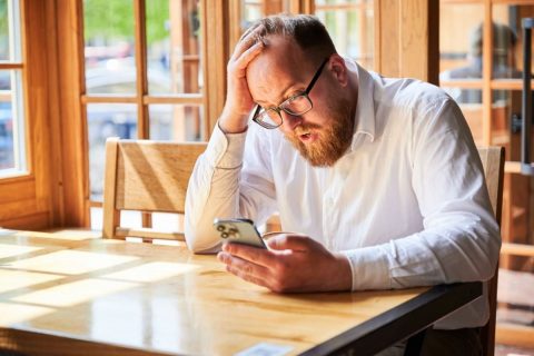 父のスマホで「銀行アプリを更新できない」と表示されました。本体はまだ使えますが、購入から6年たっている場合、買い替えを考えるべきでしょうか？