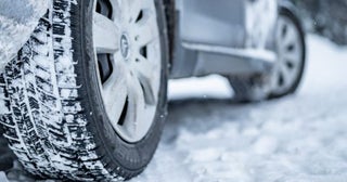 「オールシーズンタイヤ」のまま「雪道を走る」のは「違反」？ 近距離なら問題ない？