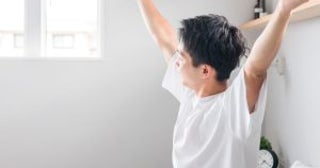 日本人の8割超が「疲れを感じている」。リカバリーウェアや高級枕だけでは足りない“疲労回復の7つのカギ”