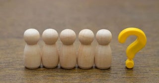 父が亡くなった後、借金があることが判明しました。母・私・妹の3人全員が相続放棄をしています。この場合、父の借金はどこへ行くのでしょうか？