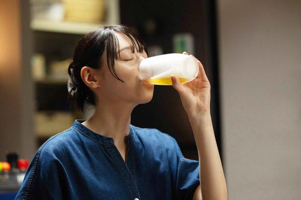 栗山千明“美幸”、限界ホットヨガで片岡鶴太郎“馬太郎”に遭遇…至高の晩酌に「おいしそうで楽しい！」＜晩酌の流儀５＞
