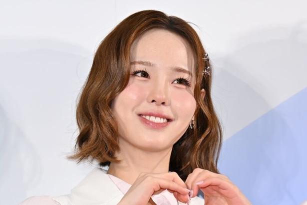 NiziU・MAKO、韓国・聖水で椅子に腰掛けた“オフ感”ある笑顔ショットに「笑顔が眩しすぎる」「今日の疲れ全部飛んだ」の声