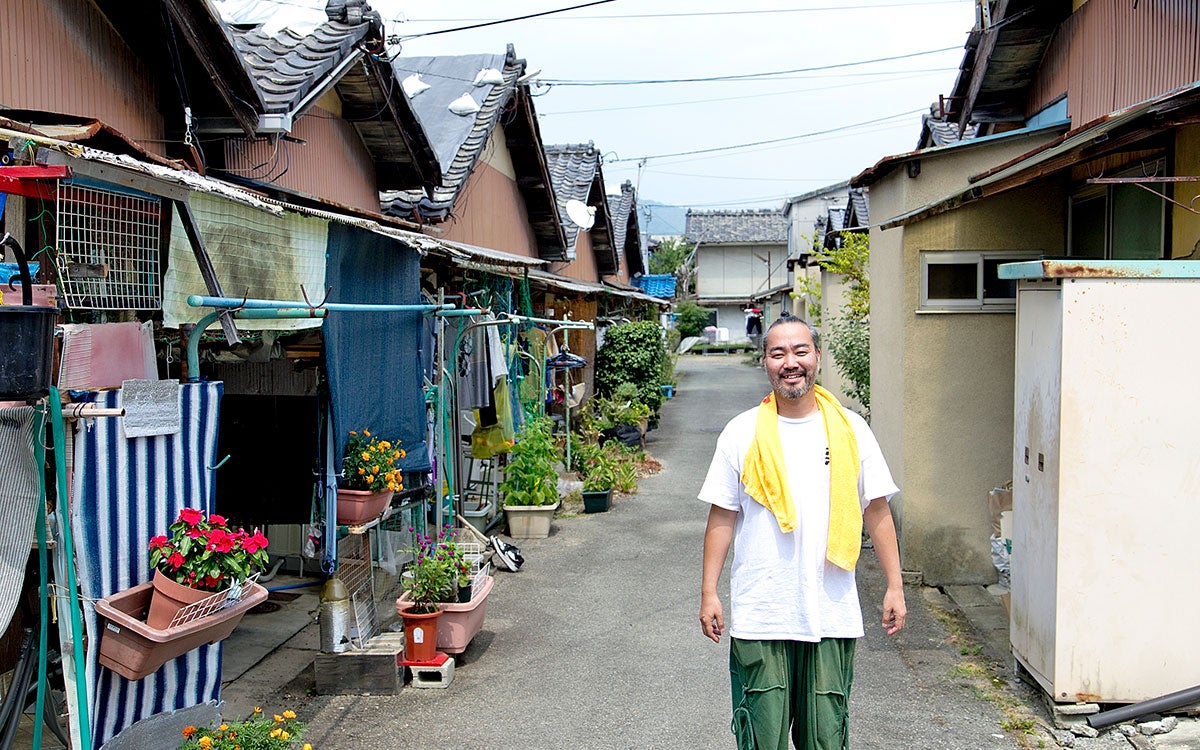 ”京都いちファンキーな不動産屋”、昭和の長屋集落で「むらづくり」。13軒の空き家再生がユニークすぎる「A HAMLET」亀岡