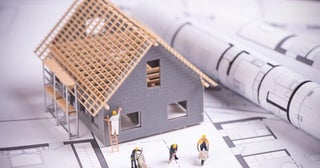一軒家をたてるので、親から「700万円」の贈与を受ける予定です。非課税特例を受ければ“贈与税”がかからないって本当ですか？ 申告は必要でしょうか？